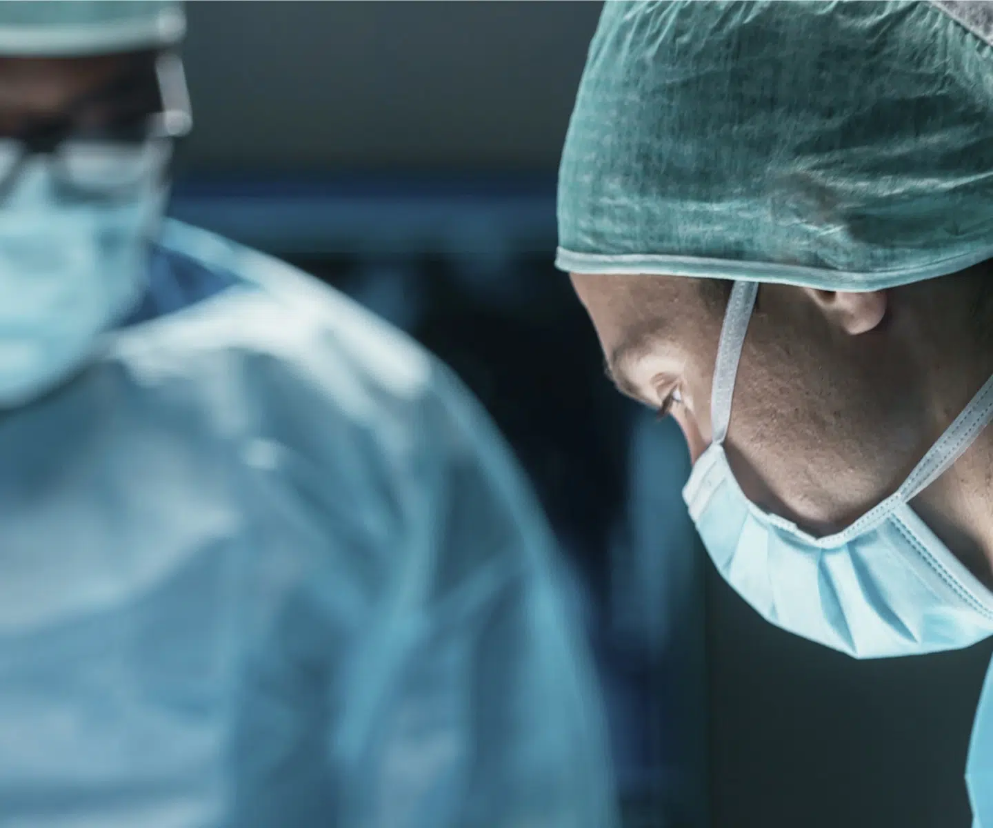 Médecin en tenue de bloc, cryoneurolyse de l'arthrose de la cheville – IRMI