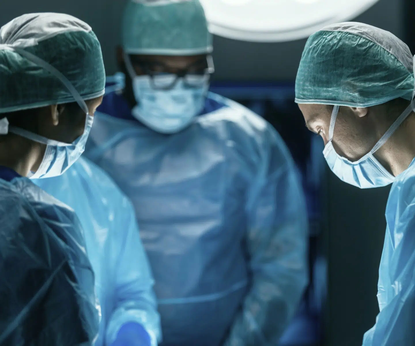 Équipe médicale au bloc, radiofréquence du coccyx – IRMI