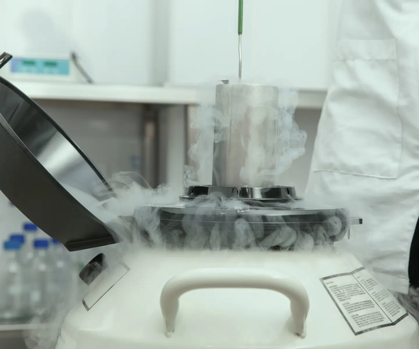 Équipement de cryothérapie dégageant de la vapeur froide, cryoneurolyse du nerf plantaire – IRMI
