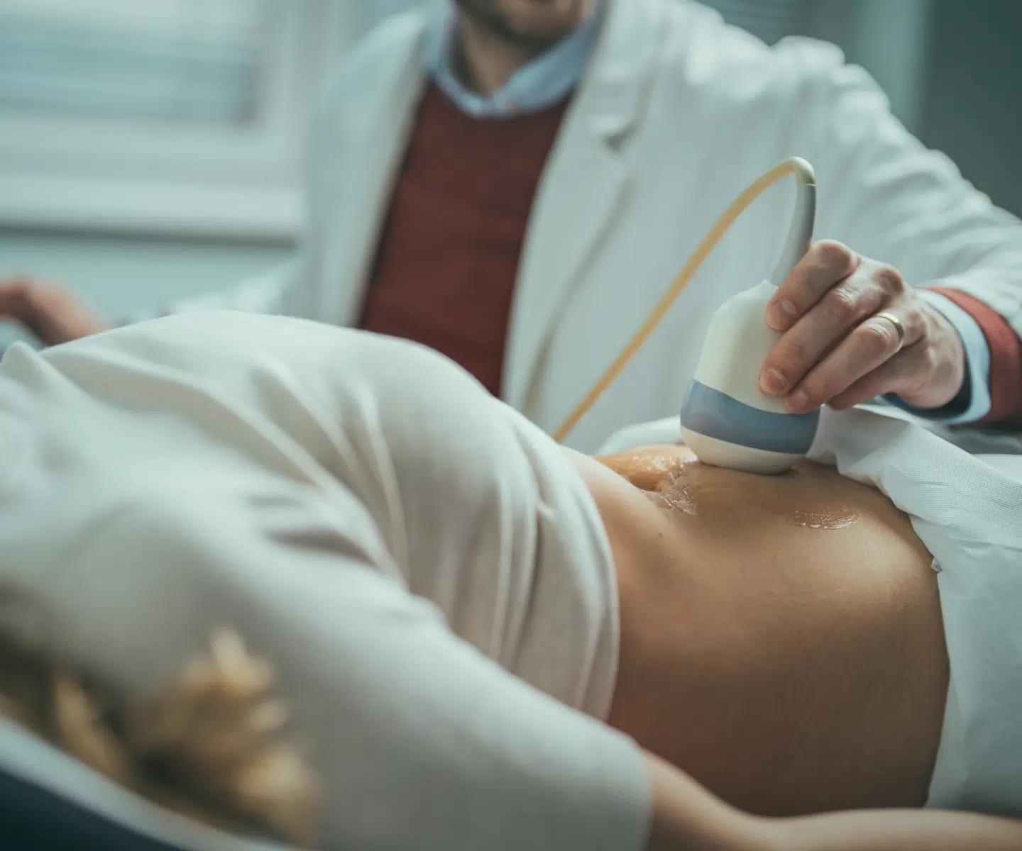 Échographie pelvienne chez une patiente, cryochirurgie des fibromes utérins – IRMI